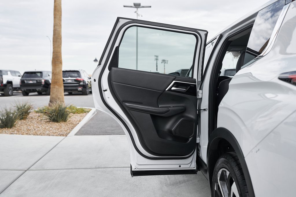 Used 2023 Mitsubishi Outlander SE image 15