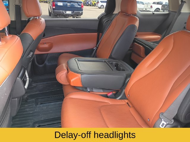 Used 2025 Kia Carnival EX FWD image 20