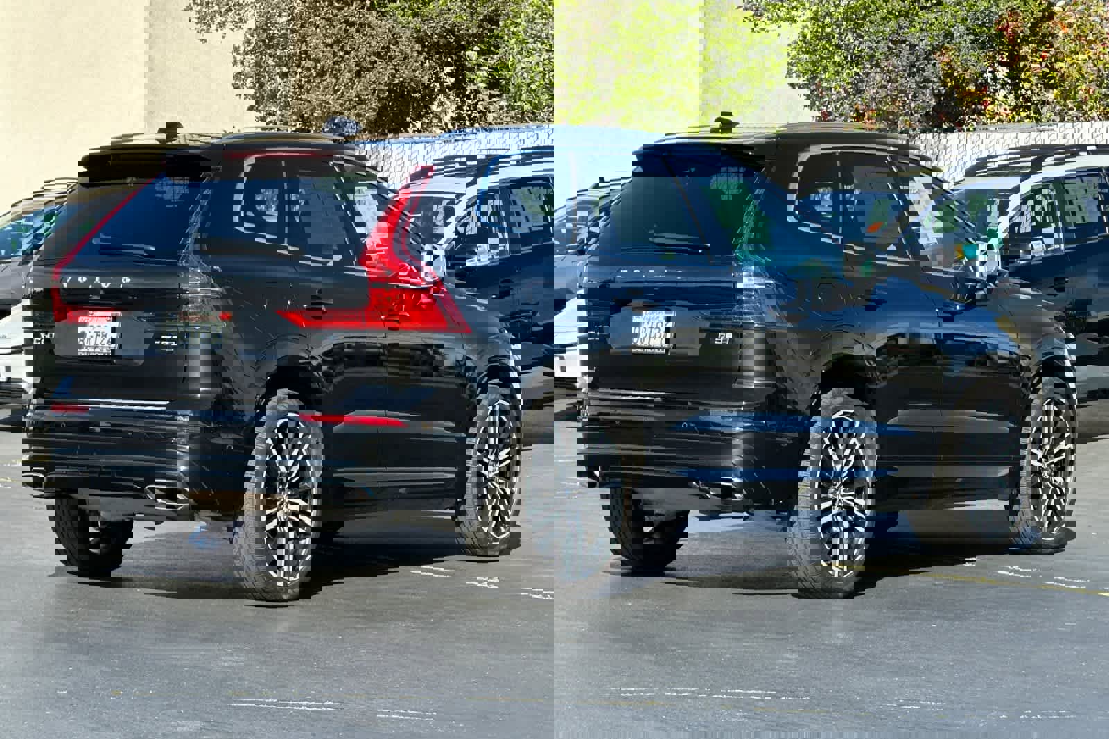 Used 2019 Volvo XC60 T5 R-Design image 2