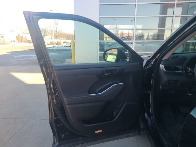 Used 2023 Toyota Highlander LE image 17