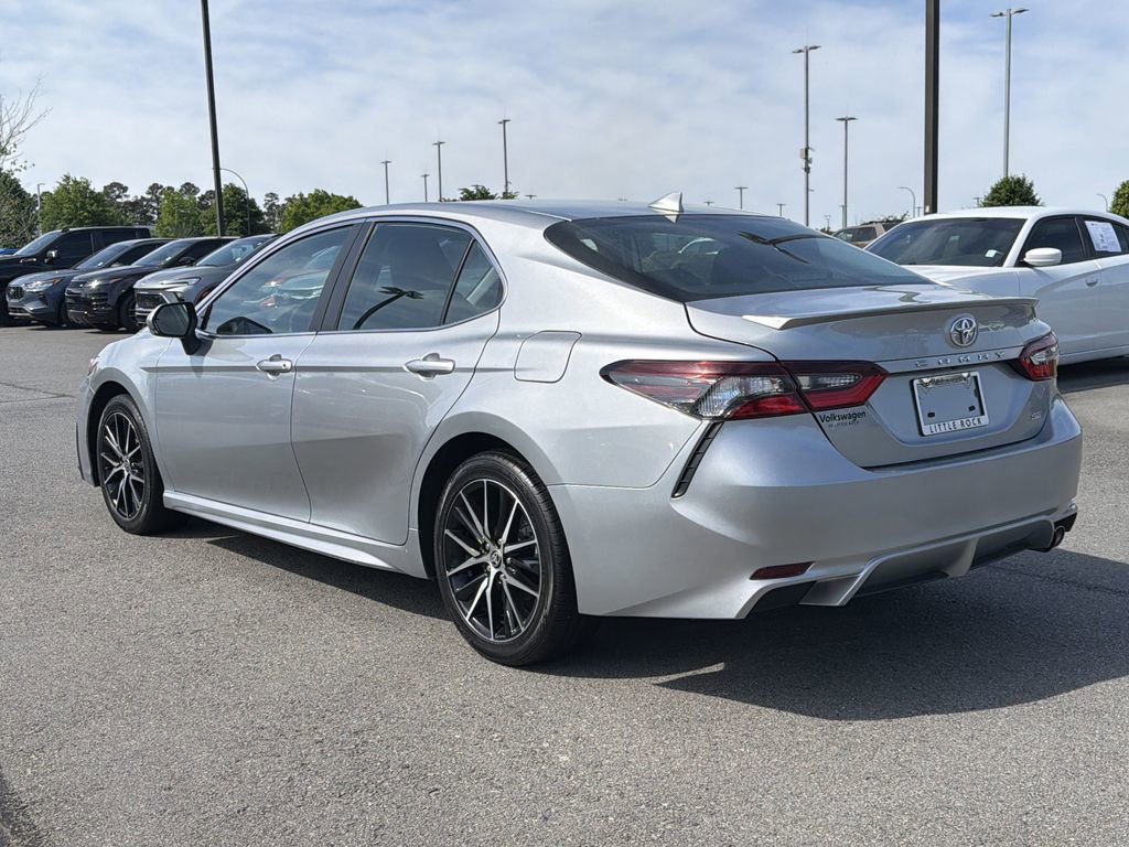 Used 2024 Toyota Camry SE image 3
