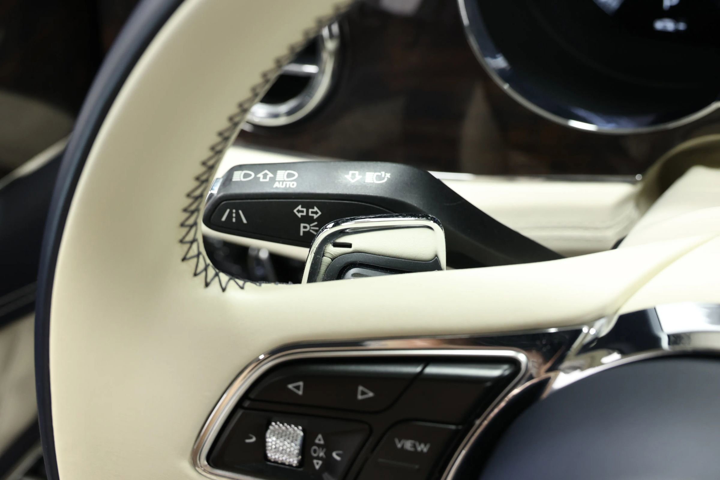 Used 2022 Bentley Bentayga image 32