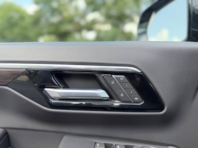 Used 2025 Chevrolet Tahoe LT AWD/4WD image 10