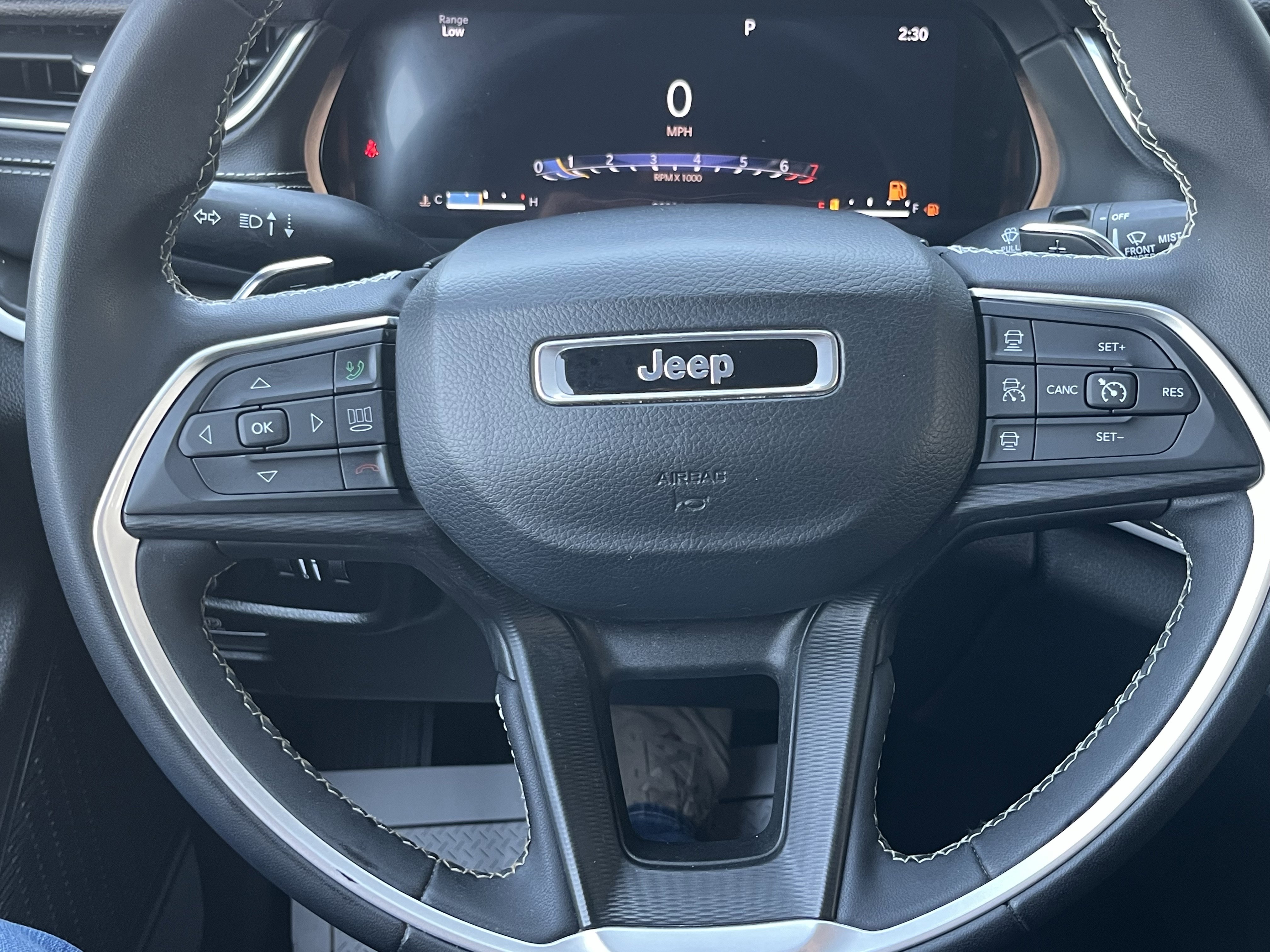 Used 2023 Jeep Grand Cherokee L Laredo image 12