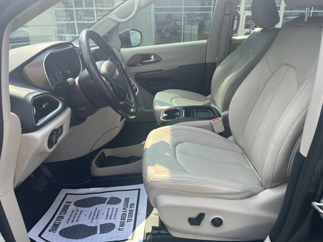 Used 2019 Chrysler Pacifica Touring-L FWD image 10
