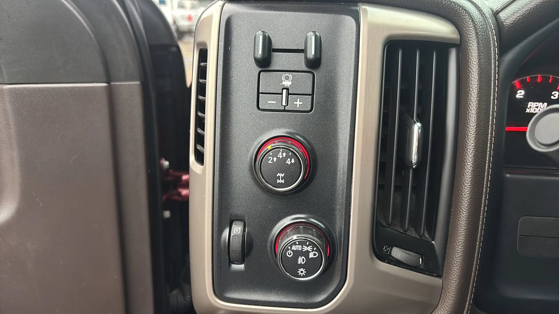 Used 2015 GMC Sierra 2500 Denali w/ Duramax Plus Package AWD/4WD image 22