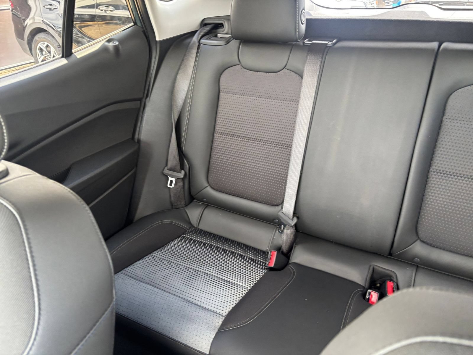 Used 2025 Chevrolet Trax LT FWD image 38
