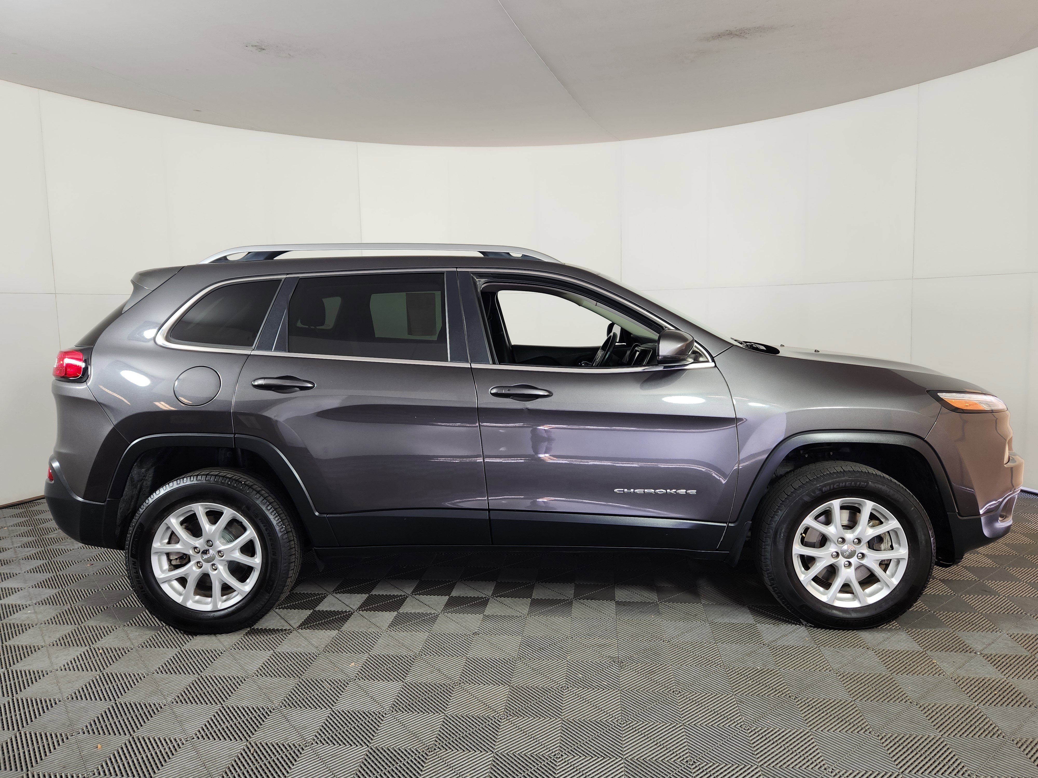 Used 2017 Jeep Cherokee Latitude w/ Comfort/Convenience Group image 8
