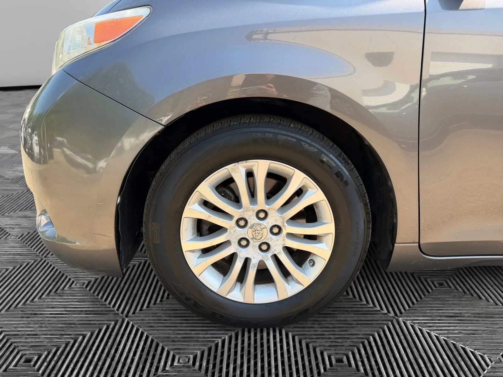 Used 2011 Toyota Sienna XLE w/ Entertainment Pkg FWD image 14