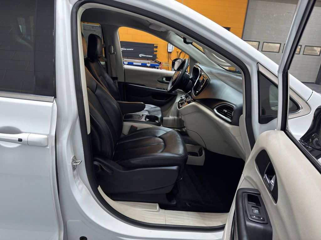 Used 2024 Chrysler Pacifica Touring-L image 19