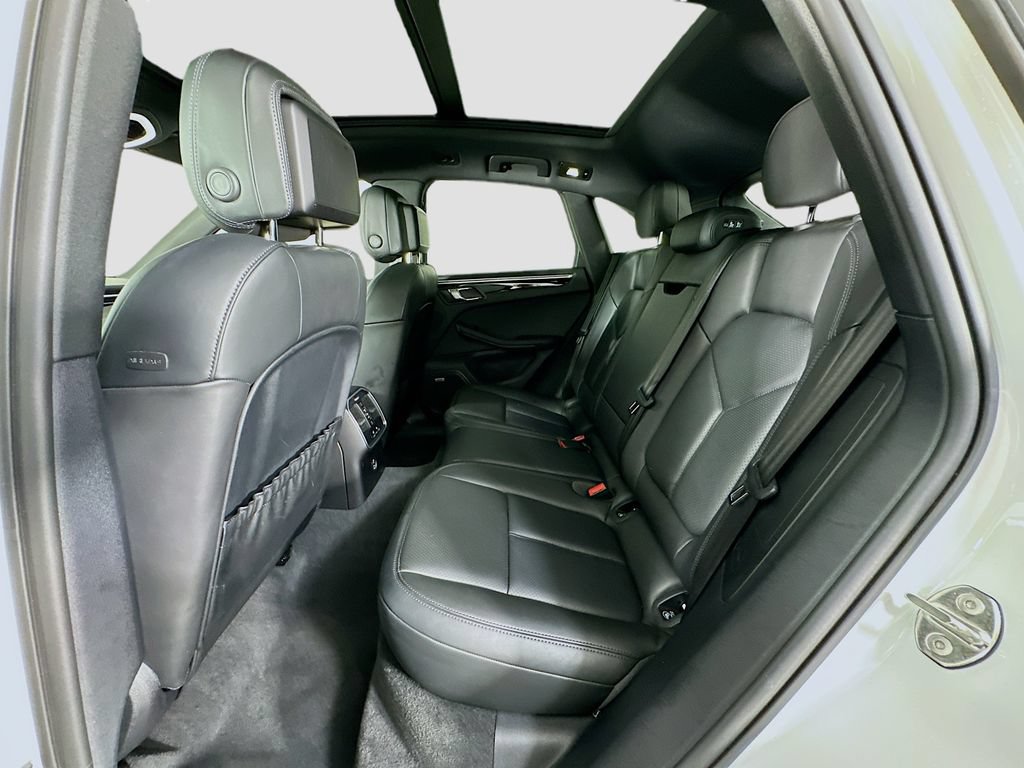 Certified 2022 Porsche Macan AWD/4WD image 37