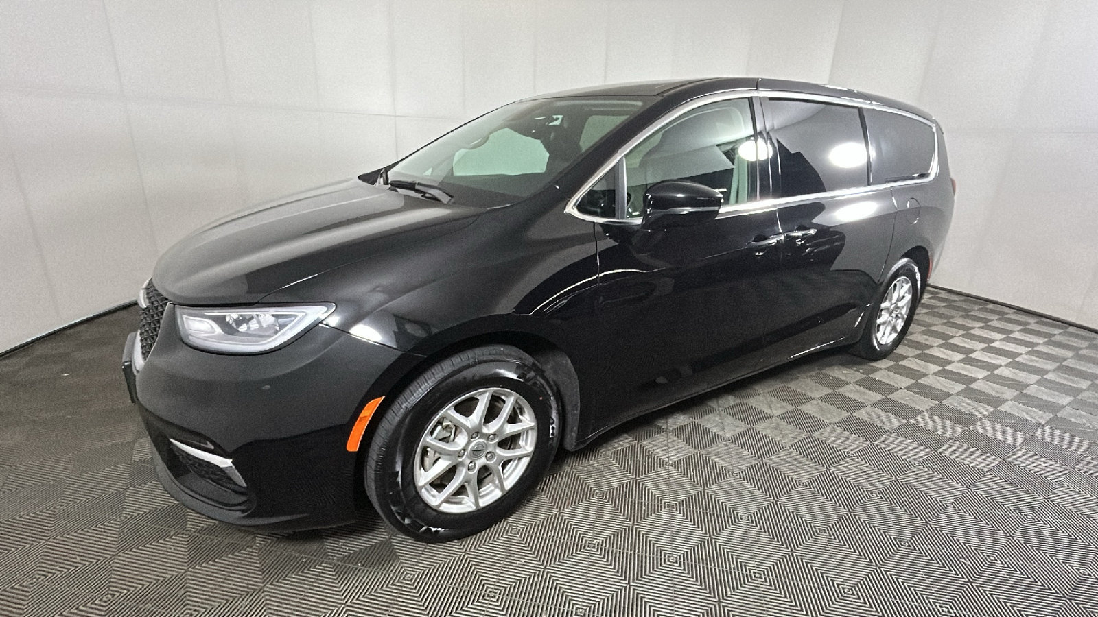 Used 2024 Chrysler Pacifica Touring-L FWD image 7