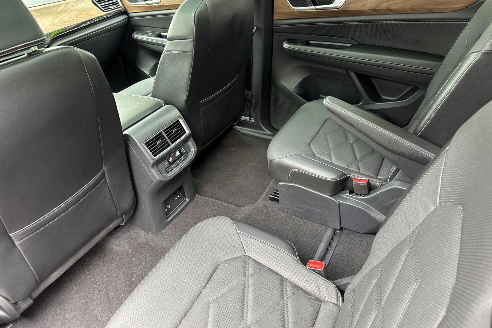 Used 2024 Volkswagen Atlas SE FWD image 12