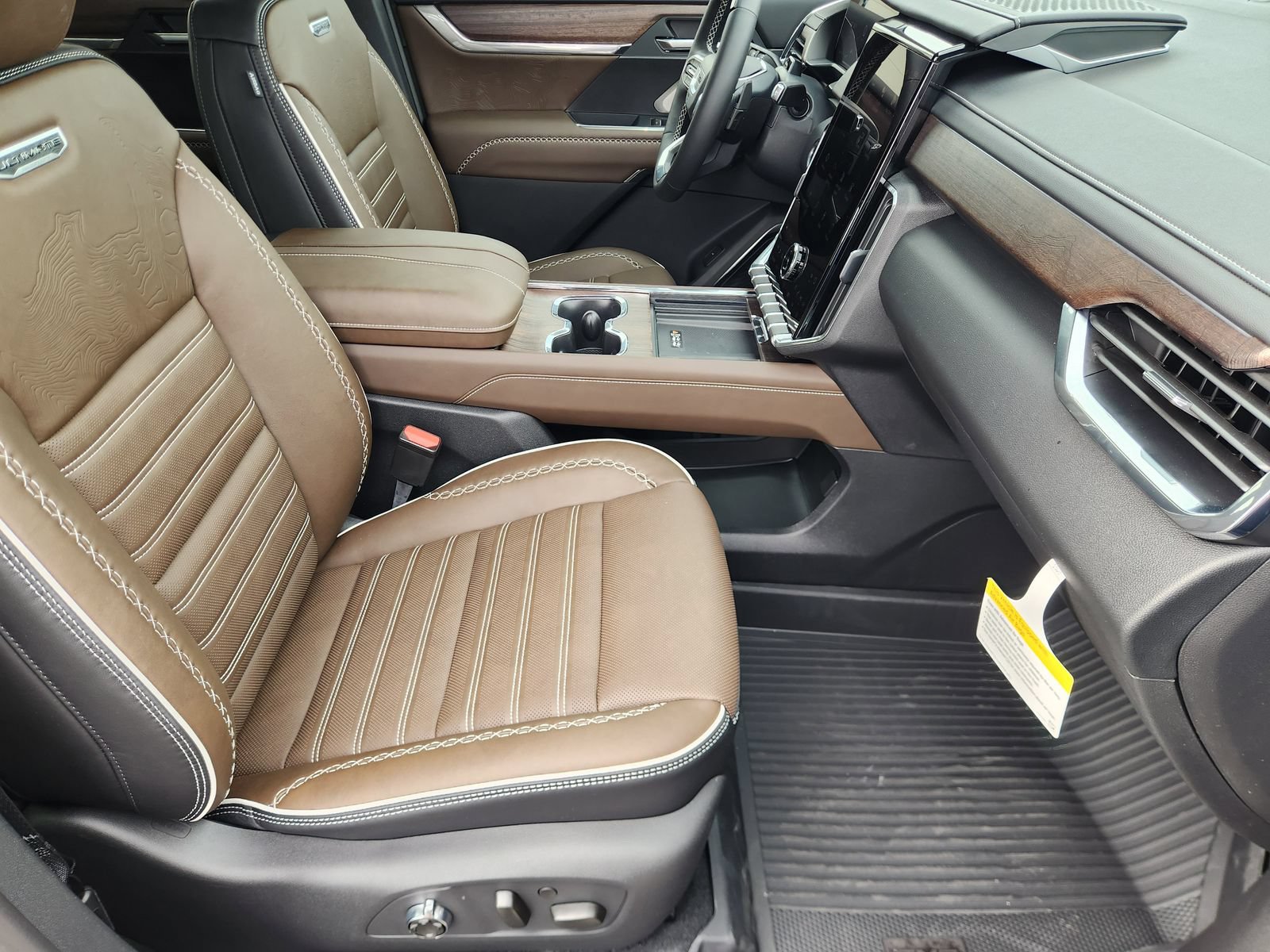 New 2026 GMC Acadia Denali Ultimate w/ LPO, Floor Liner Package AWD/4WD image 17