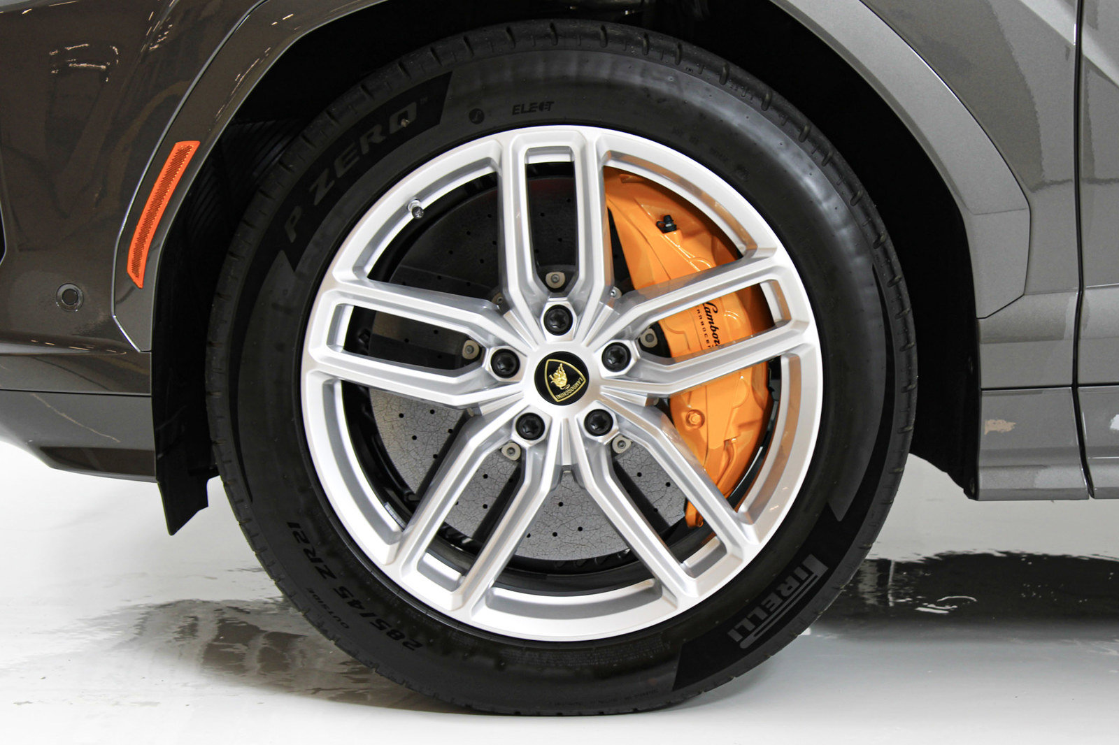 Used 2025 Lamborghini Urus SE AWD/4WD image 16