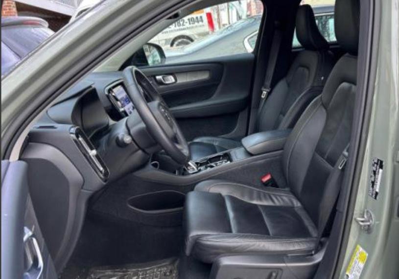 Used 2023 Volvo XC40 B5 Ultimate w/ Protection Package Premier image 3