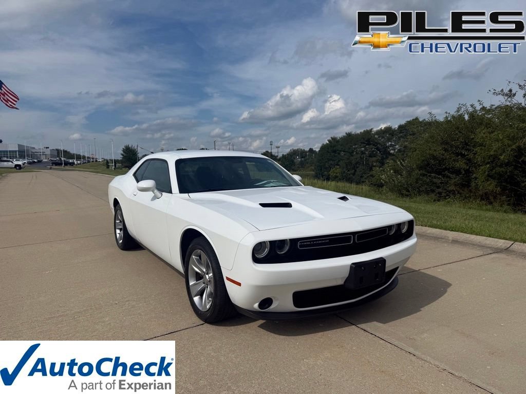 Used 2016 Dodge Challenger SXT w/ Driver Convenience Group RWD image 1