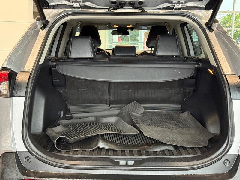 Used 2021 Toyota RAV4 XLE Premium AWD/4WD image 8