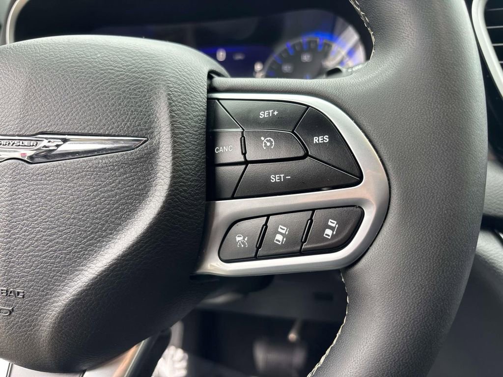Used 2025 Chrysler Pacifica Select image 23