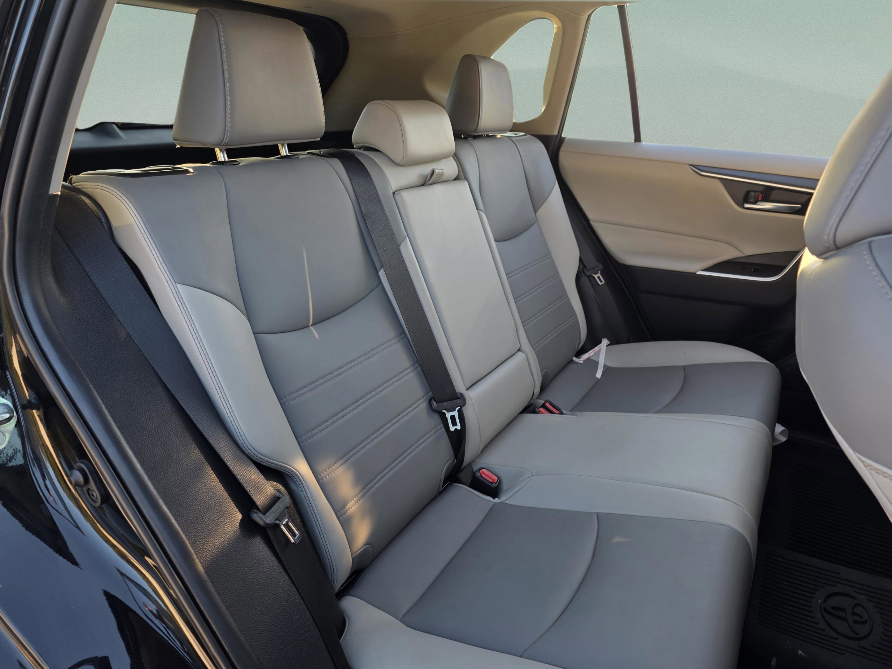 Used 2020 Toyota RAV4 XLE Premium image 21