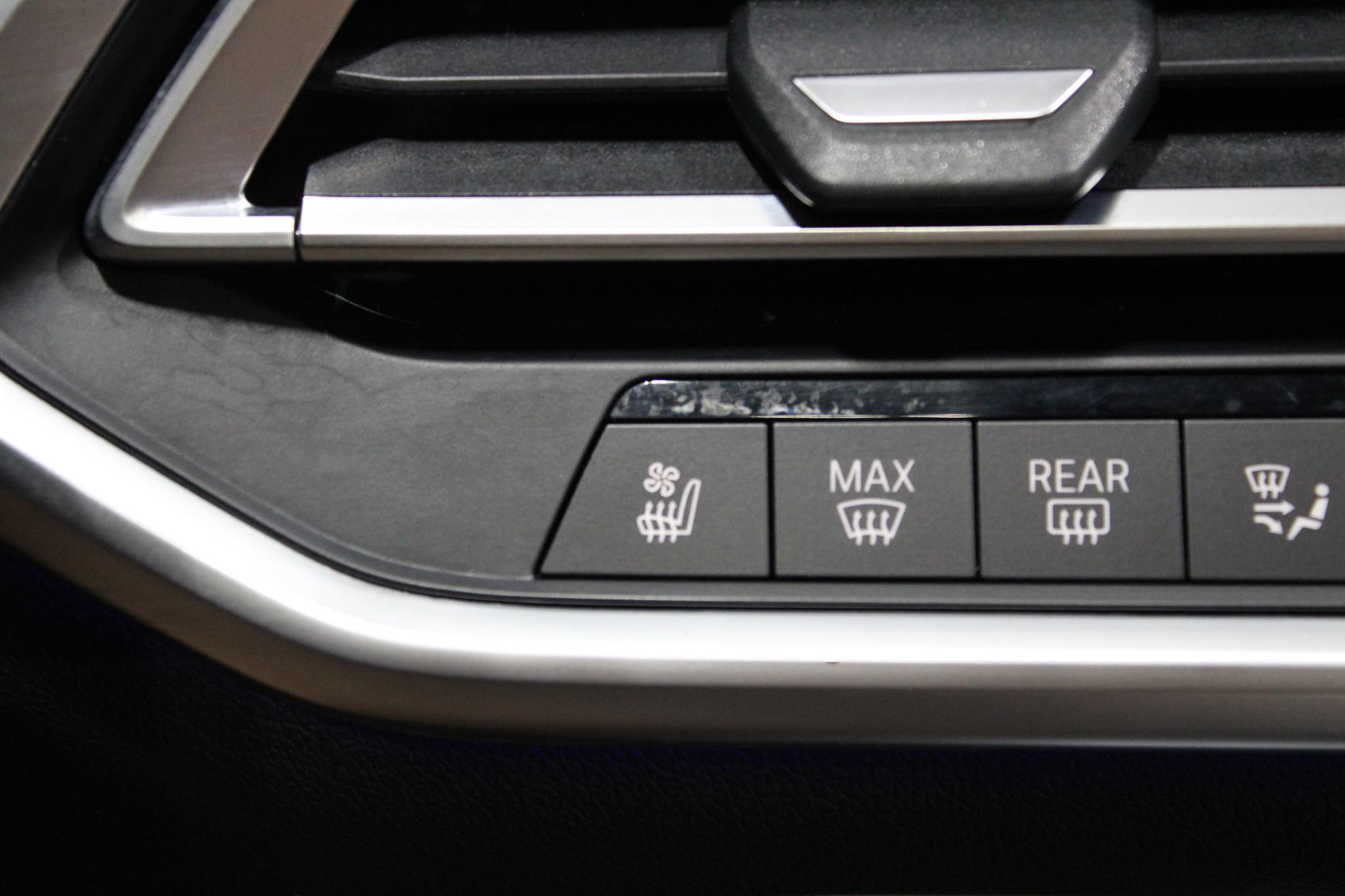 Used 2020 BMW X7 xDrive40i w/ Premium Package AWD/4WD image 43