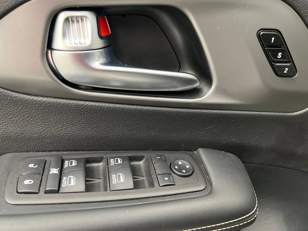 Used 2025 Chrysler Pacifica Select FWD image 15