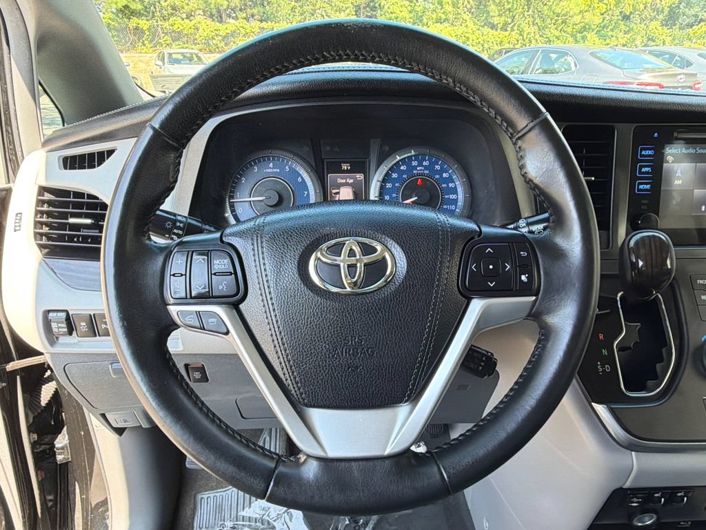 Used 2015 Toyota Sienna XLE Premium FWD image 27