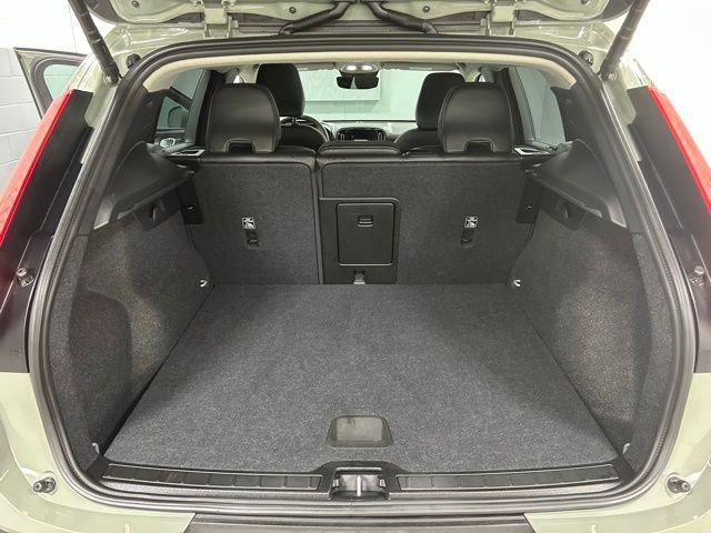 Certified 2025 Volvo XC40 B5 Core image 7