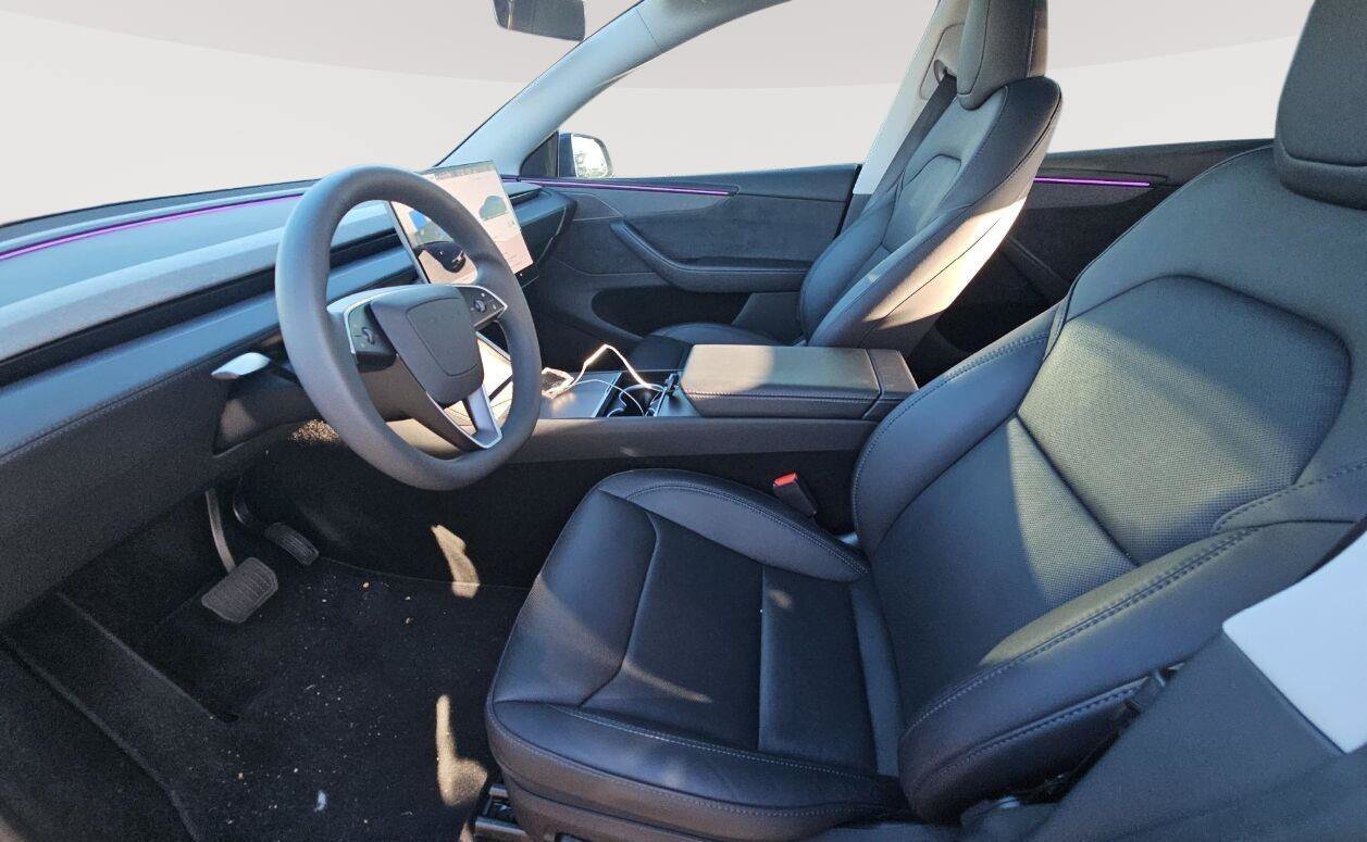 Used 2026 Tesla Model Y Long Range RWD image 4