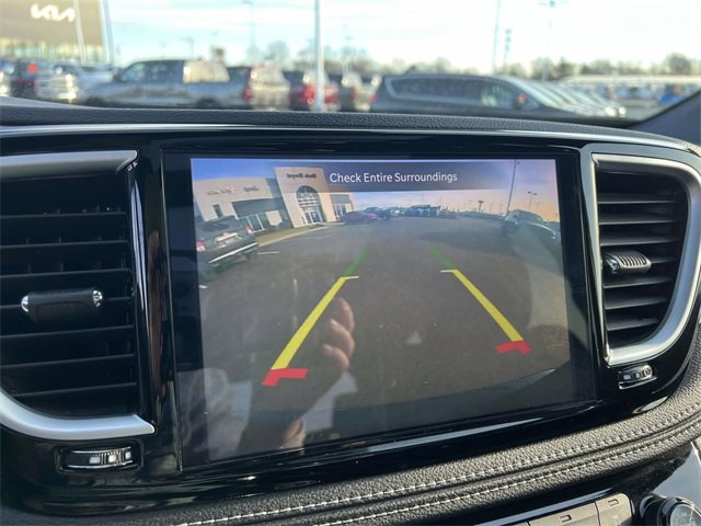 Used 2025 Chrysler Pacifica Limited image 18