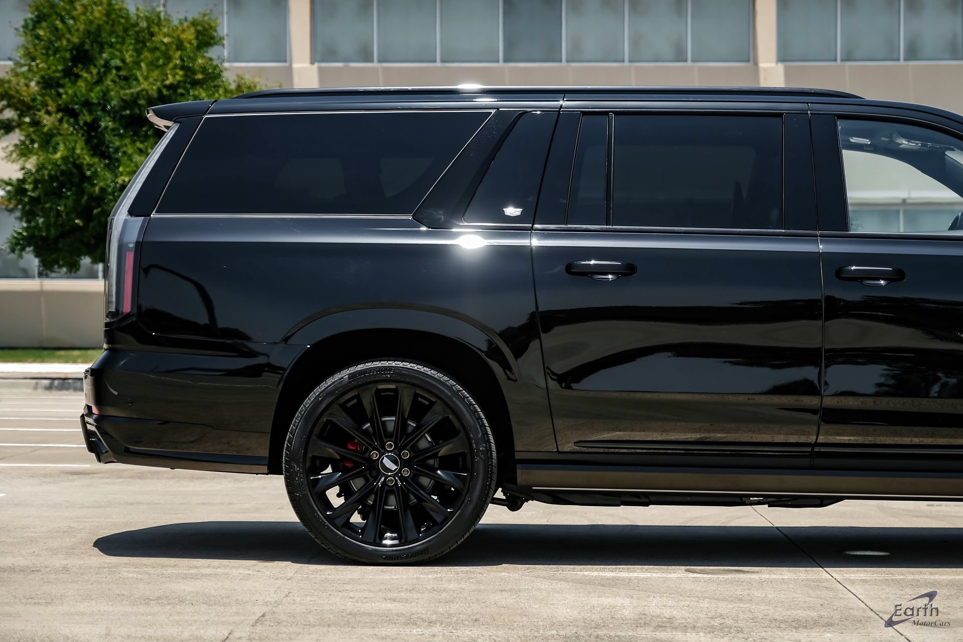 Used 2026 Cadillac Escalade ESV V w/ LPO, ONYX Package AWD/4WD image 22