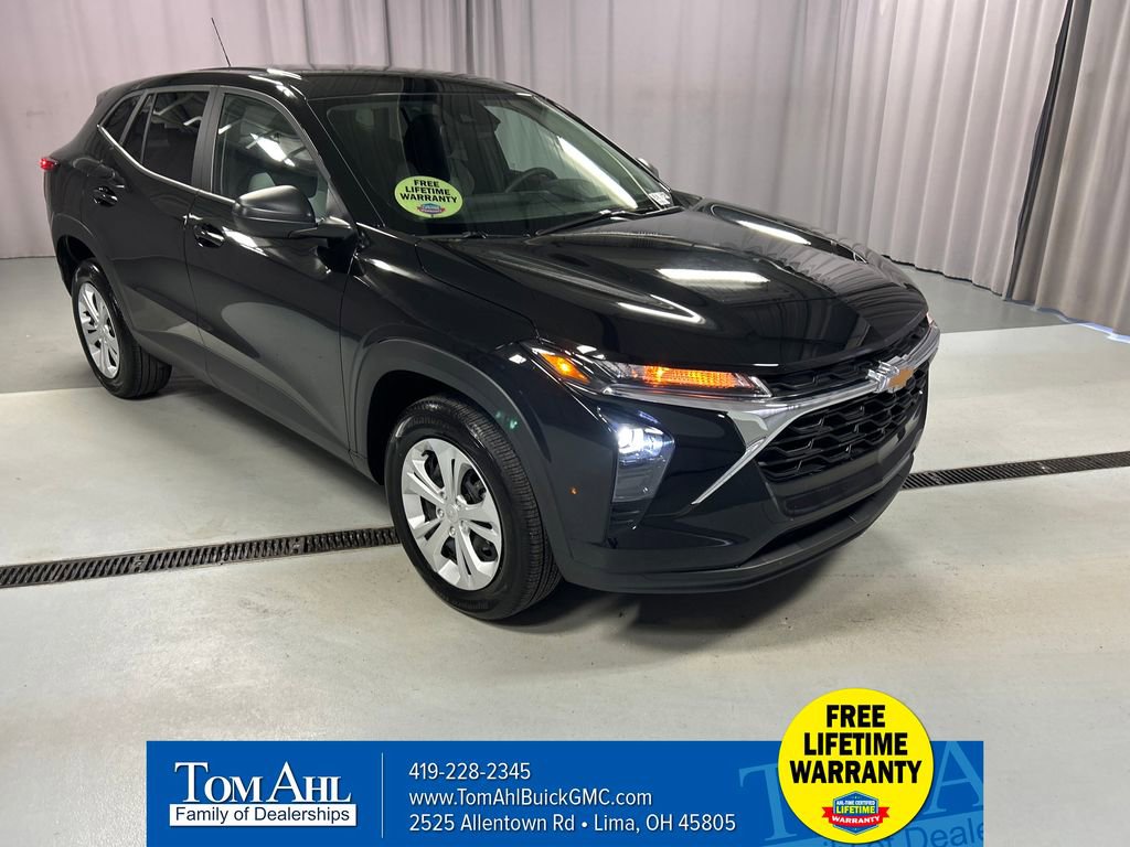 Used 2025 Chevrolet Trax LS FWD image 1