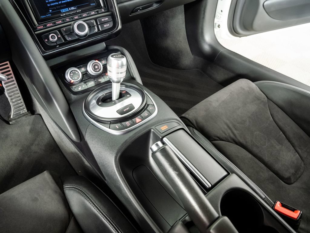 Used 2012 Audi R8 V8 w/ Convenience Pkg image 16