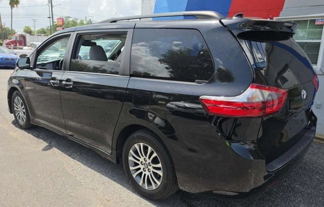 Used 2020 Toyota Sienna XLE FWD image 3