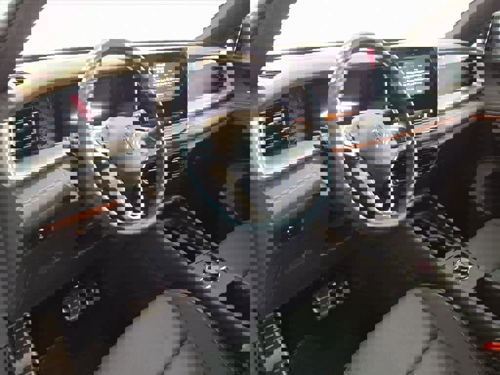 Certified 2025 Volkswagen Tiguan SE R-Line image 9