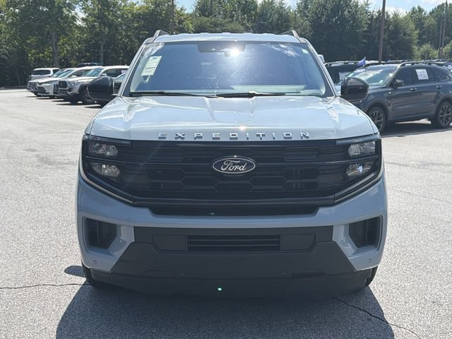 Used 2025 Ford Expedition Active RWD image 2