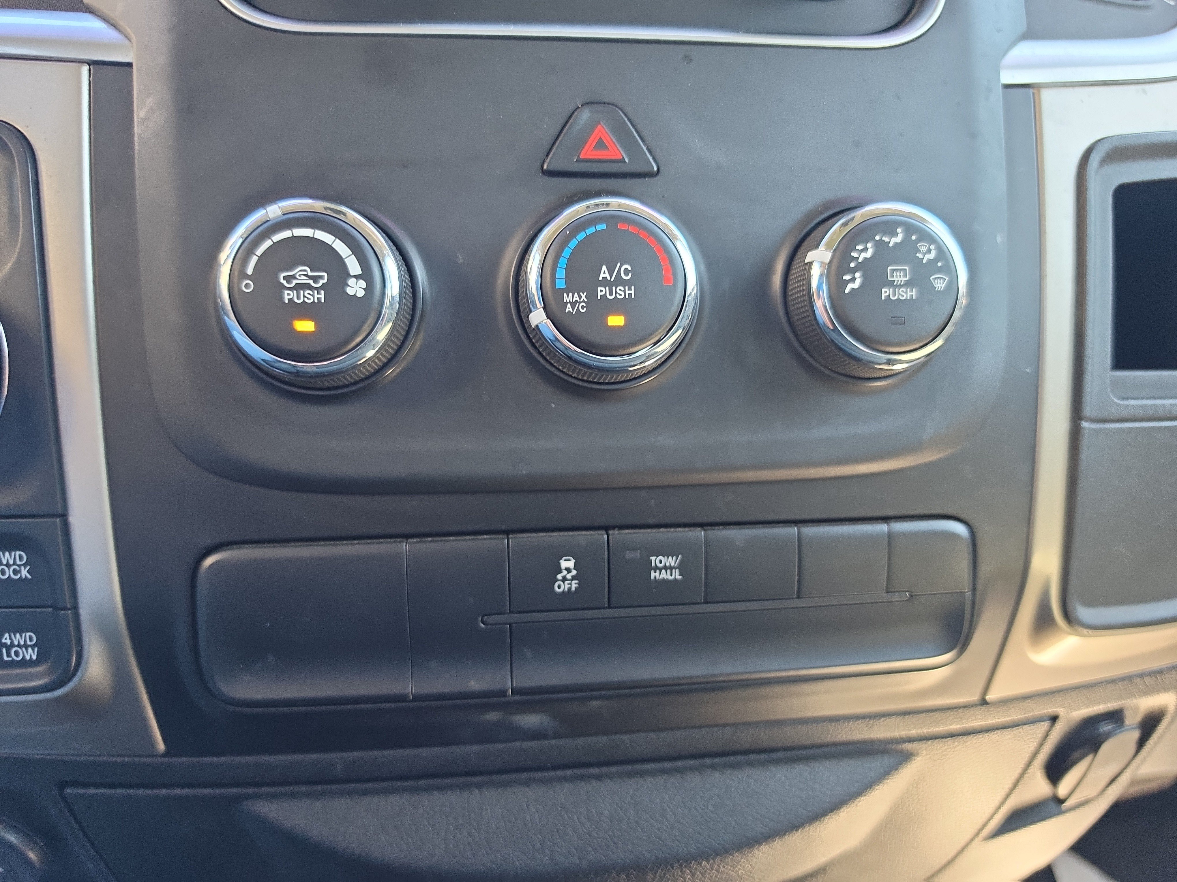 Used 2019 RAM 1500 Classic SLT AWD/4WD image 29