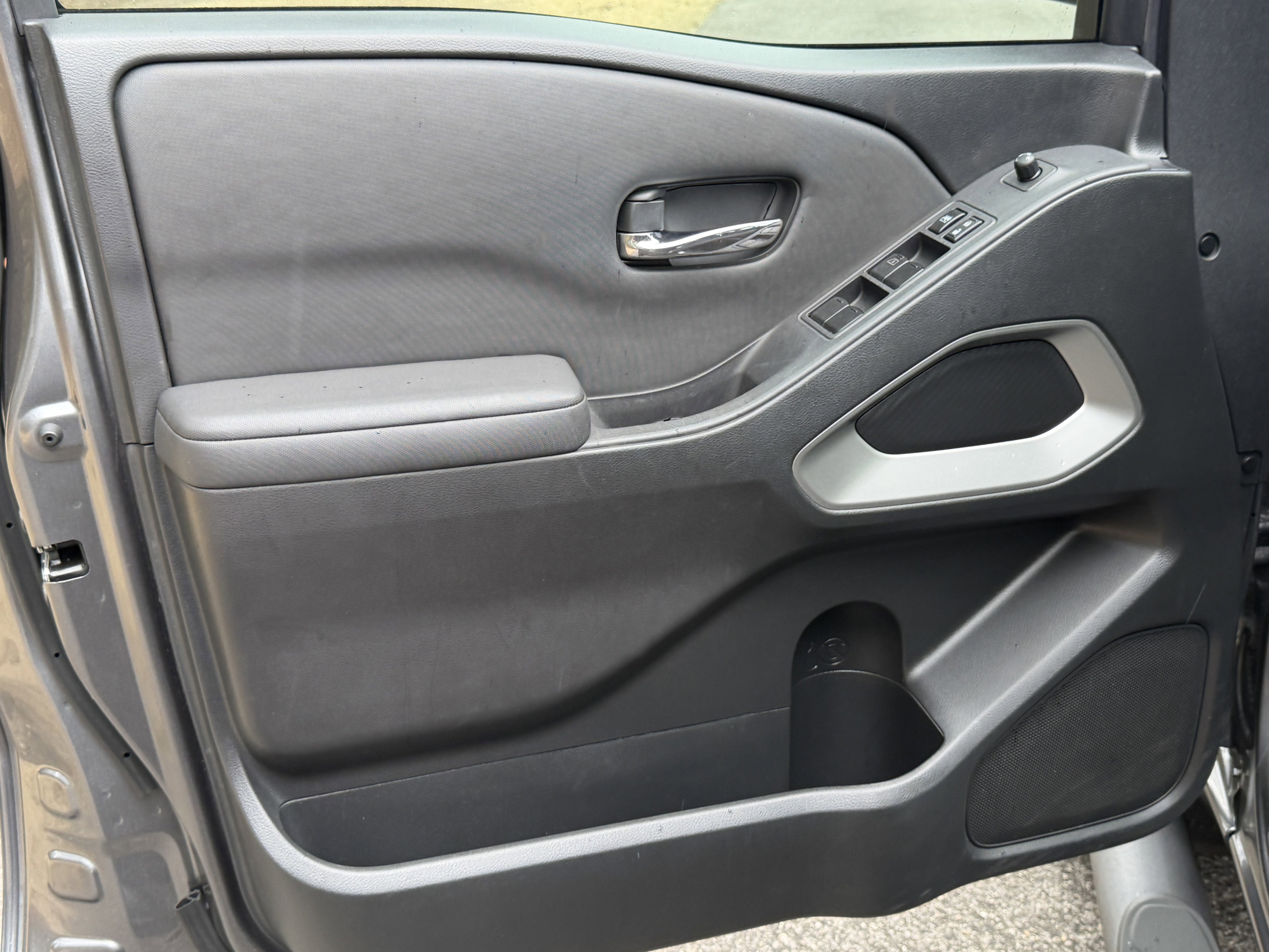 Used 2022 Nissan Frontier SV image 12