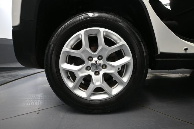 Used 2017 Jeep Renegade Latitude w/ Cold Weather Group AWD/4WD image 10