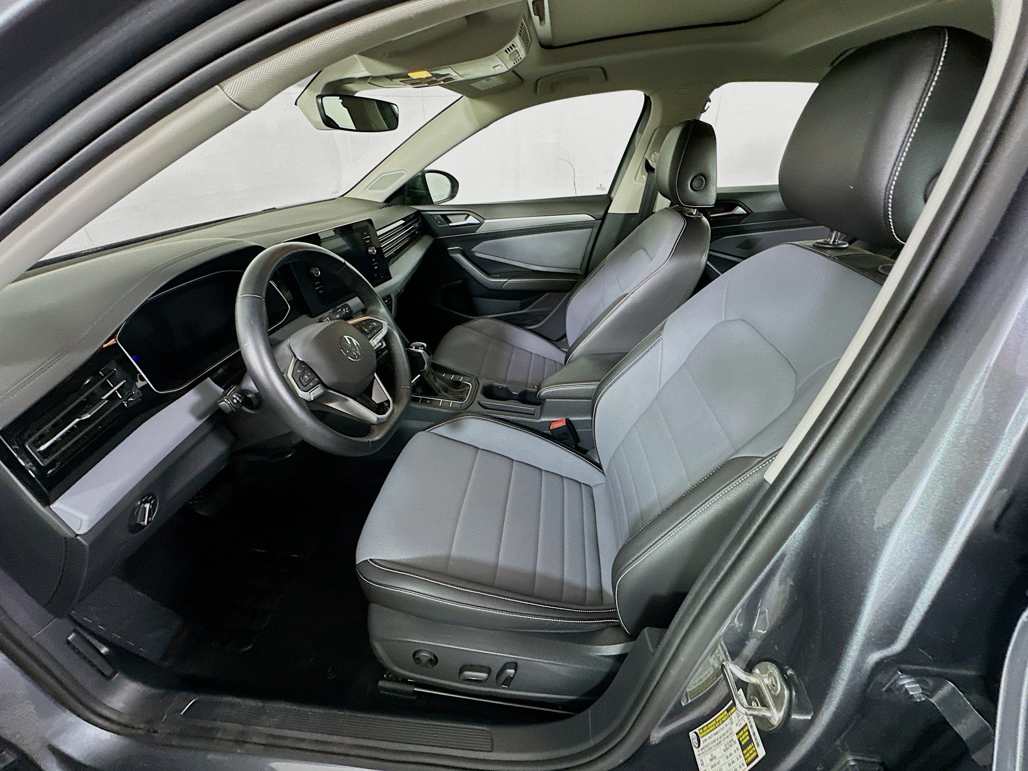Used 2025 Volkswagen Jetta SE FWD image 13