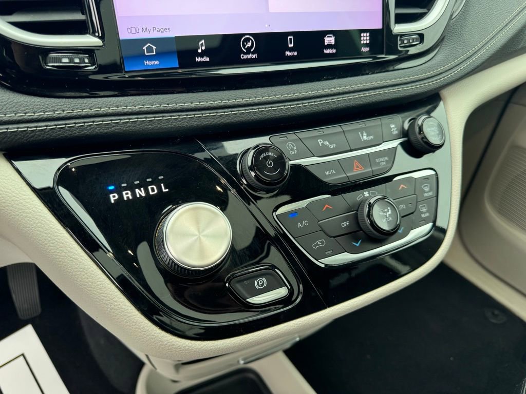 Used 2022 Chrysler Pacifica Touring-L image 27