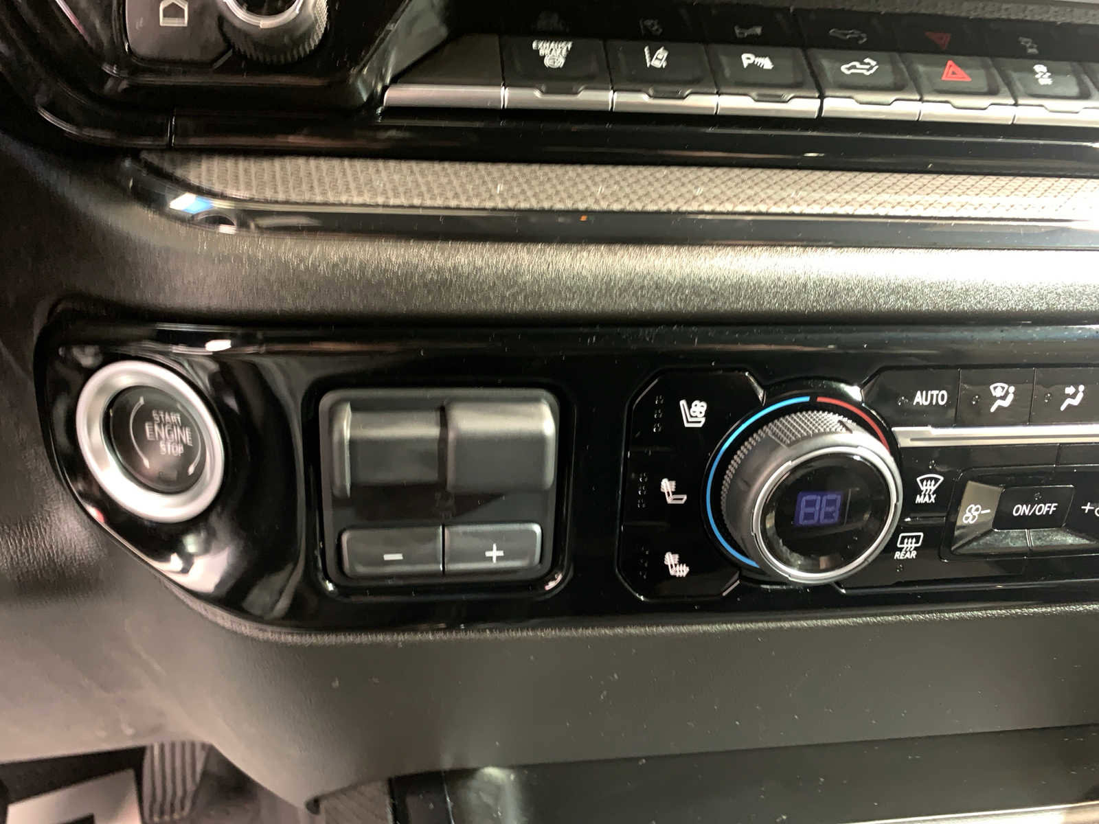 Used 2024 Chevrolet Silverado 2500 ZR2 w/ Technology Package image 8