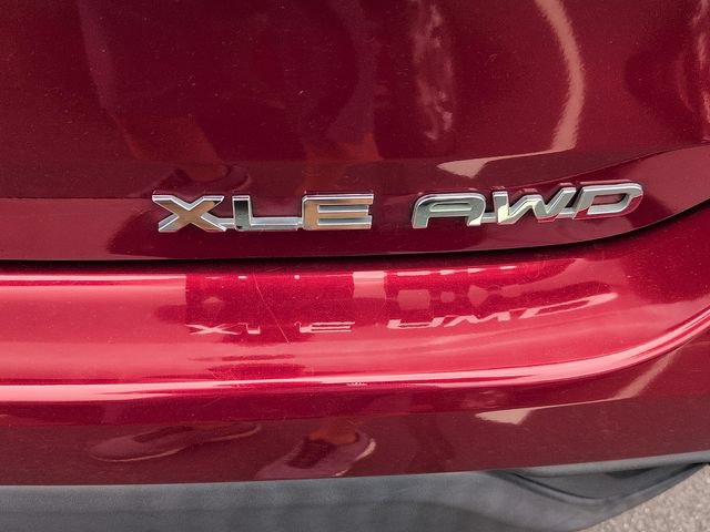 Used 2020 Toyota Highlander XLE AWD/4WD image 12