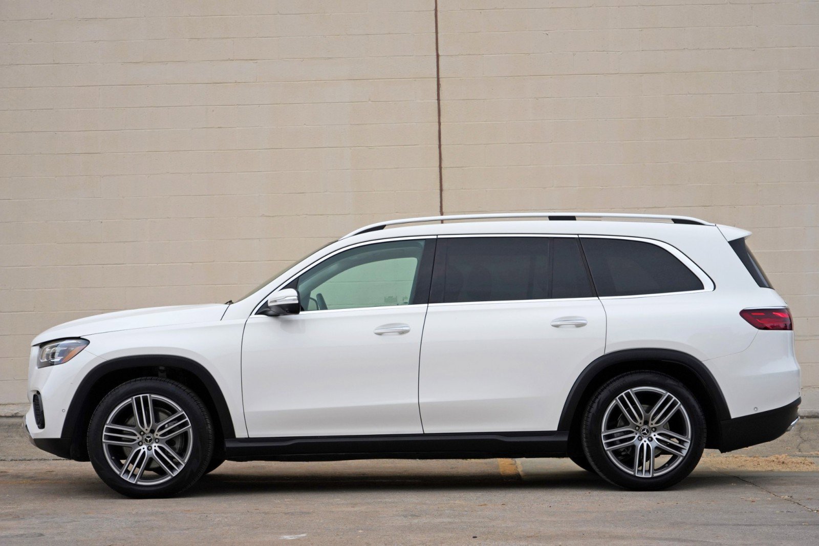Used 2024 Mercedes-Benz GLS 450 4MATIC image 9