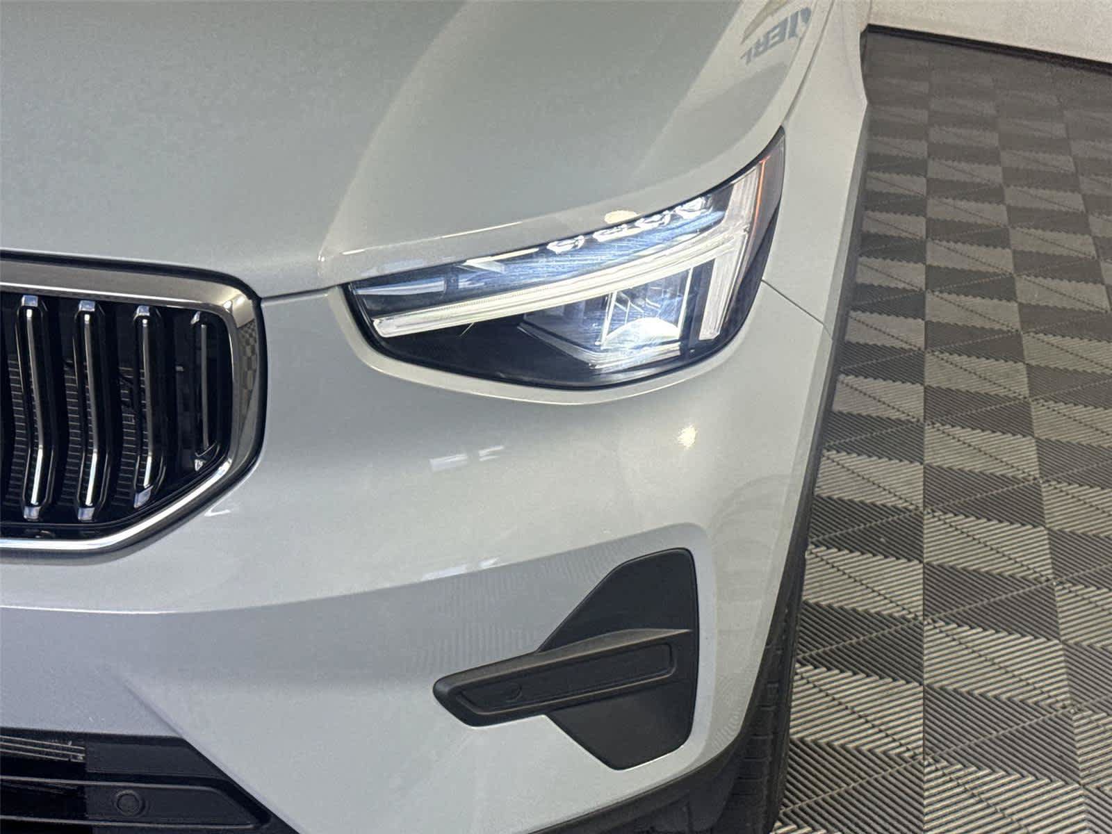 Used 2025 Volvo XC40 B5 Core w/ Protection Package Premier AWD/4WD image 9