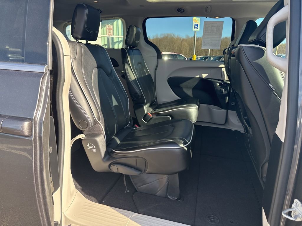 Used 2022 Chrysler Pacifica Limited w/ Uconnect Theater Family Group image 16