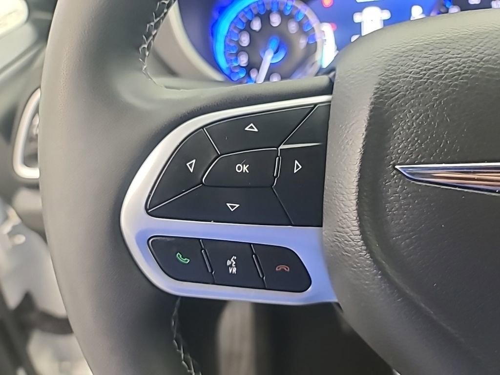 Used 2025 Chrysler Pacifica Select image 28