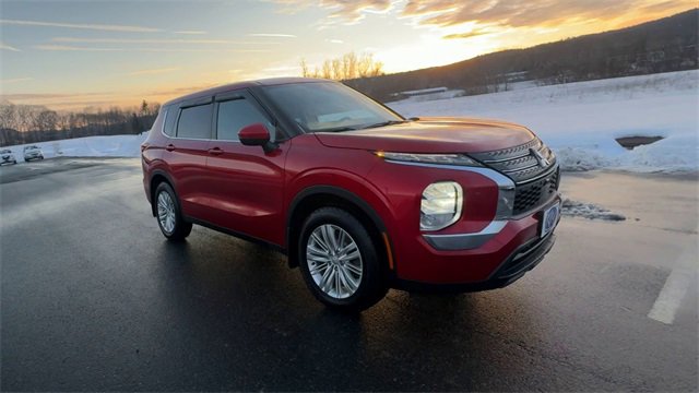 Used 2022 Mitsubishi Outlander ES image 2