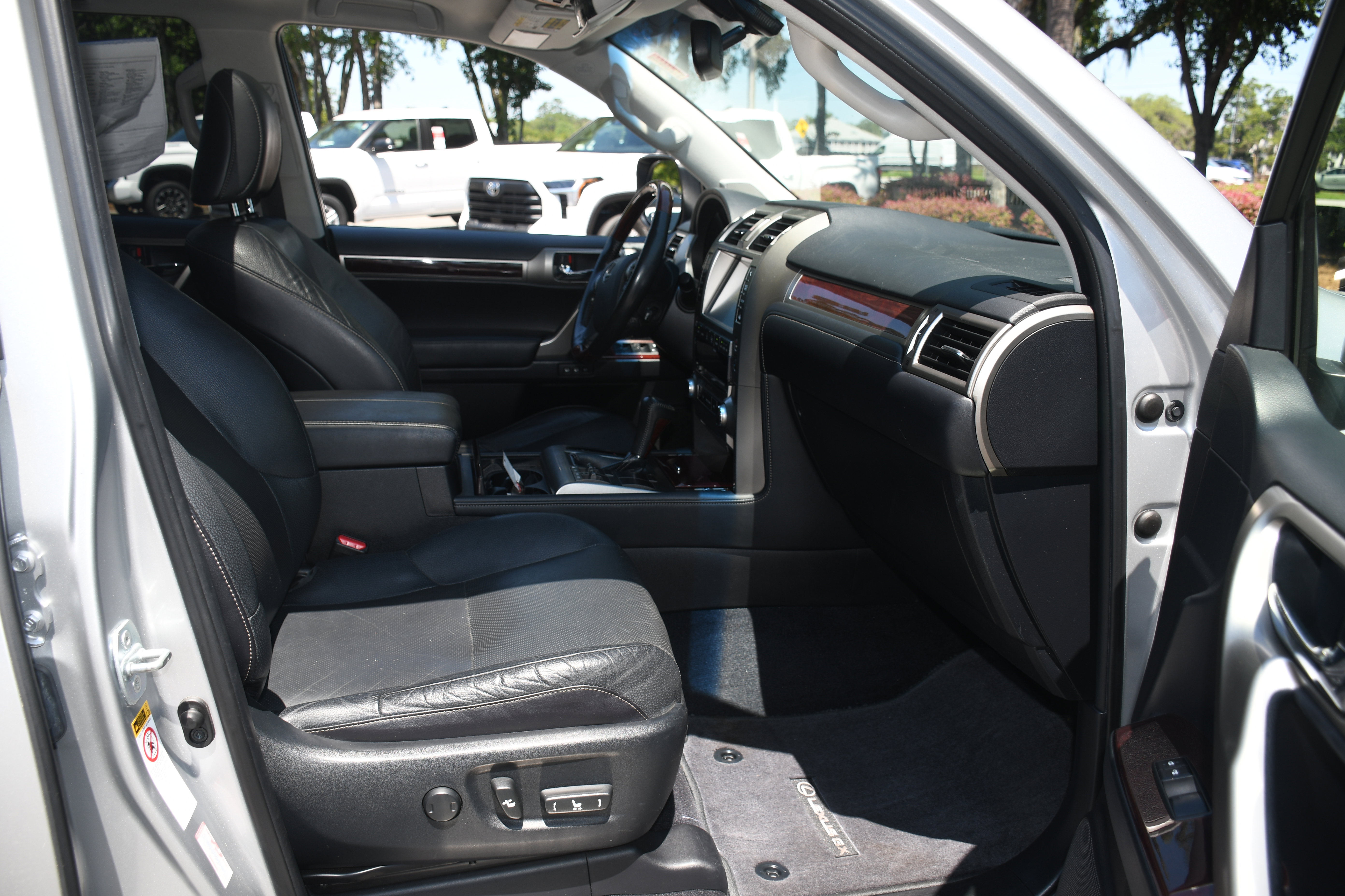 Used 2015 Lexus GX 460 w/ Premium Package AWD/4WD image 23