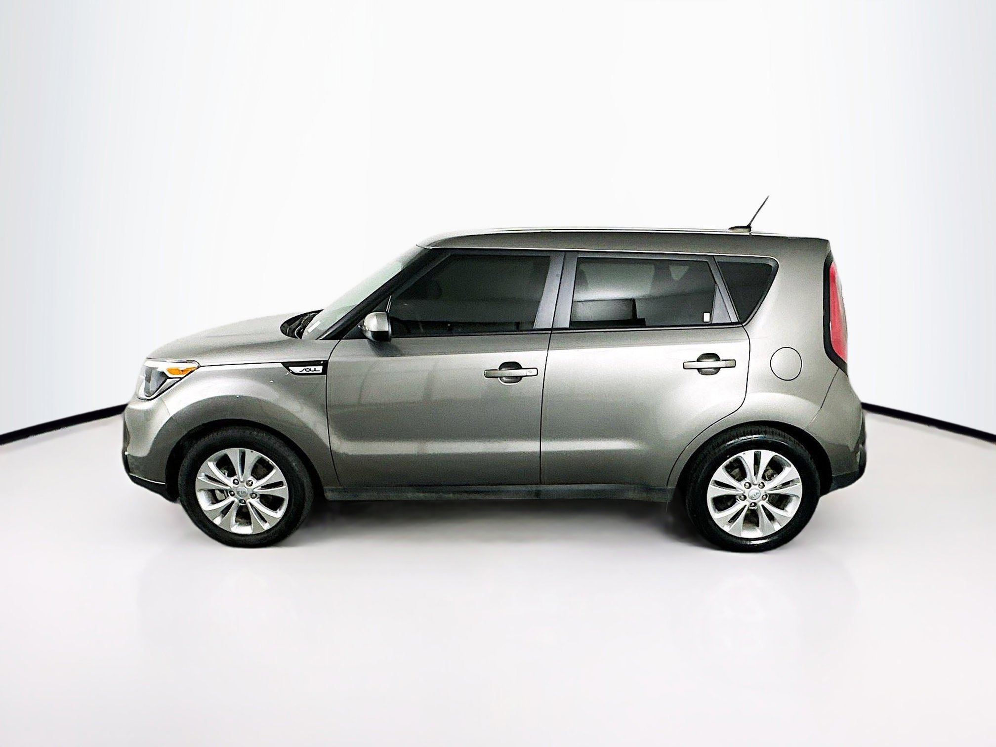 Used 2016 Kia Soul + image 4